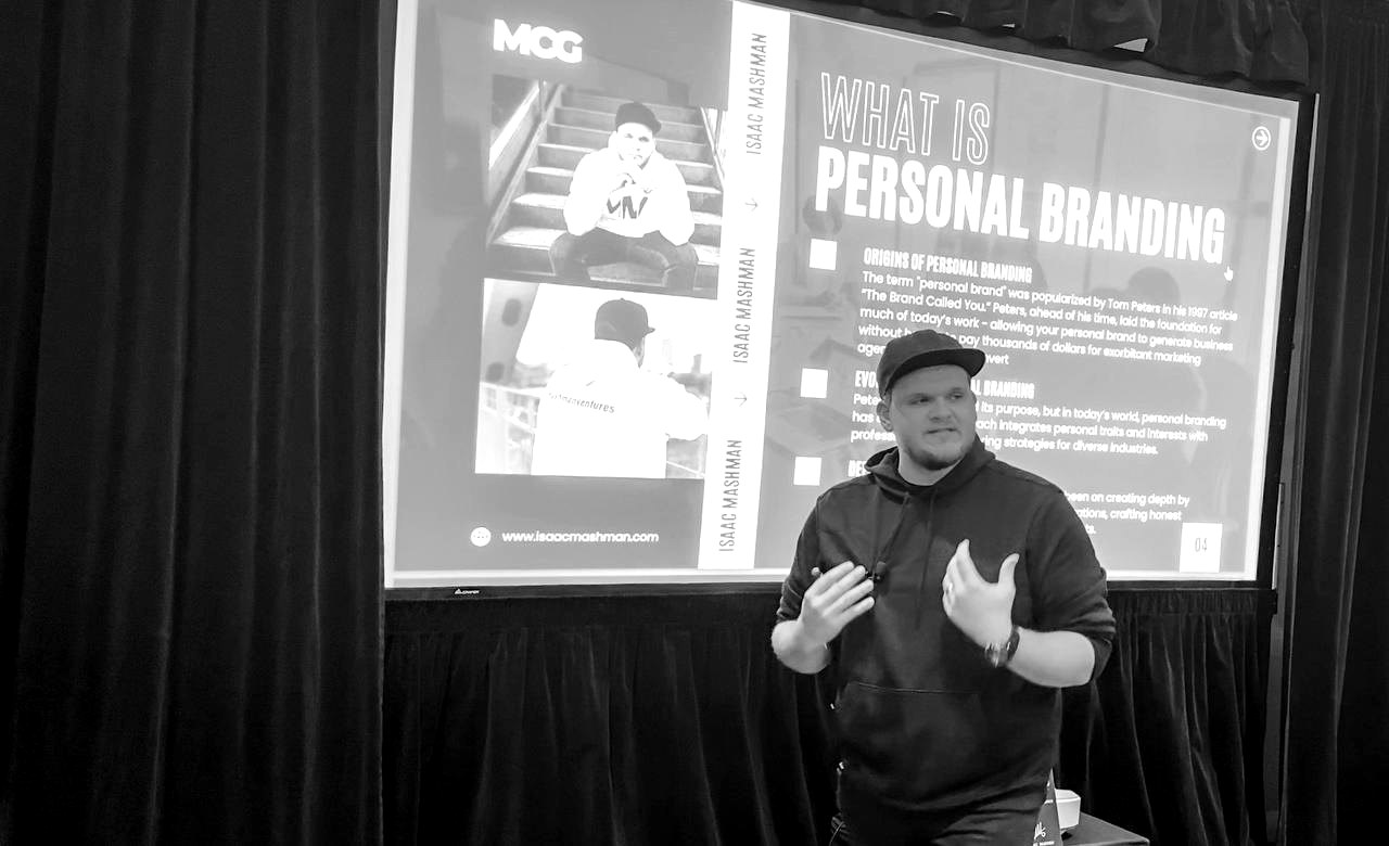 Isaac Mashman delivering a keynote at the Atlantic-Oase Professional Conference, 2024